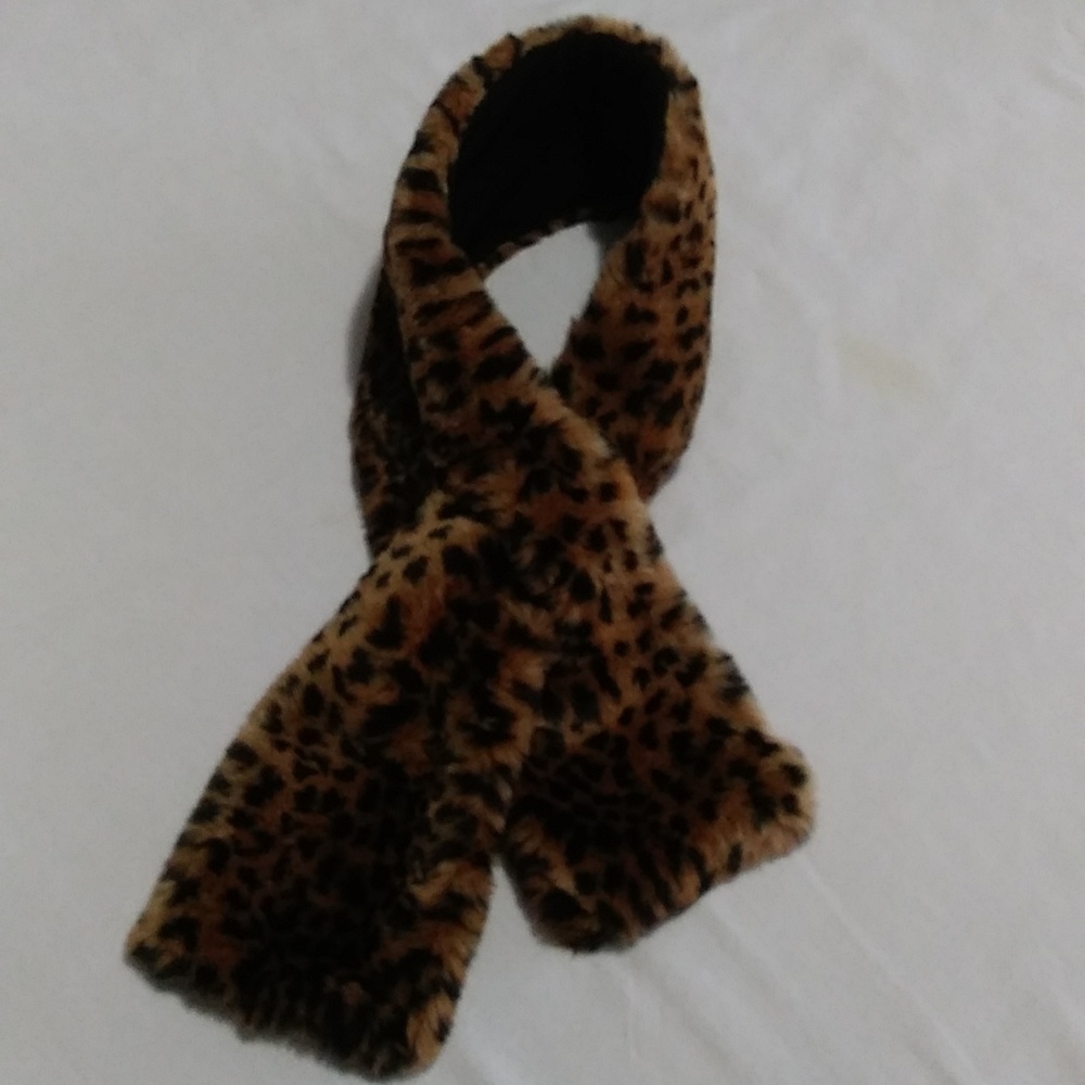 Fake Fur Scarf. Leopard colors.30"x5"